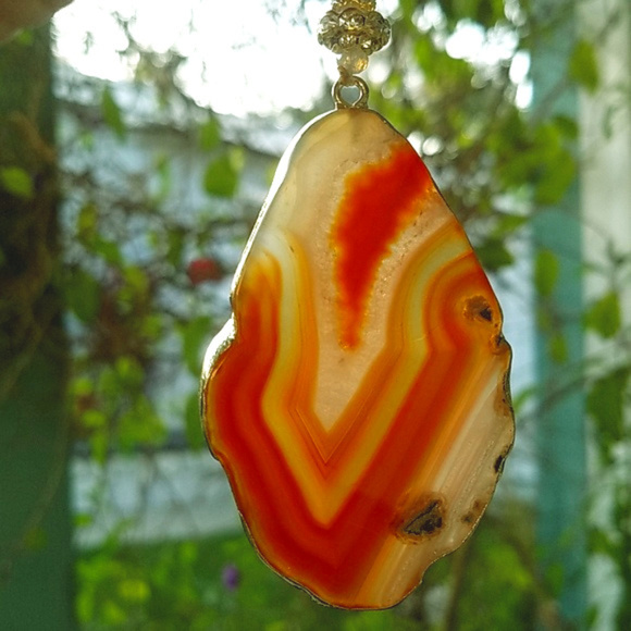 Jewelry - Stunning geode orange and white Agate necklace